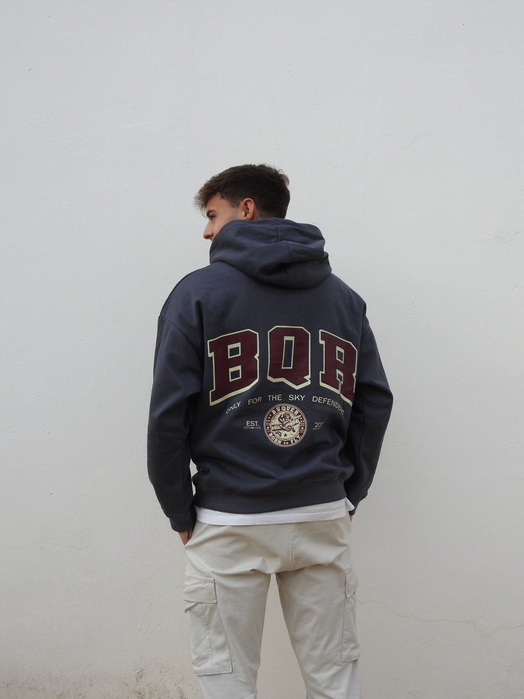 Modelo con sudadera Buquer, destacando ropa de marca con diseño exclusivo y estilo urbano moderno