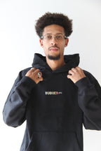 Modelo con sudadera Buquer, estilo urbano moderno, destacando un diseño exclusivo de alta calidad para un look casual