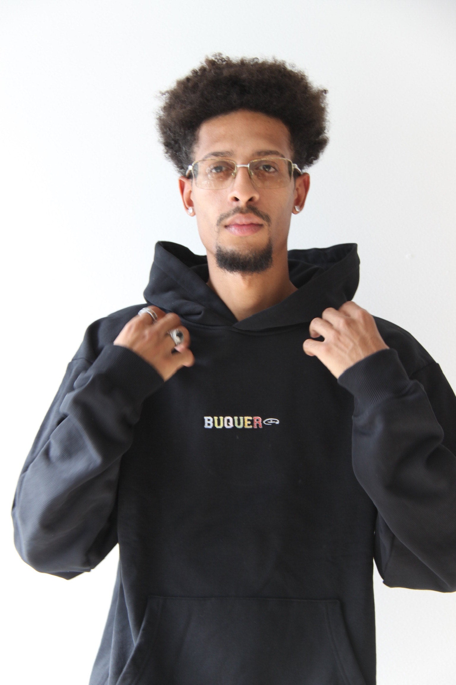 Modelo con sudadera Buquer, estilo urbano moderno, destacando un diseño exclusivo de alta calidad para un look casual