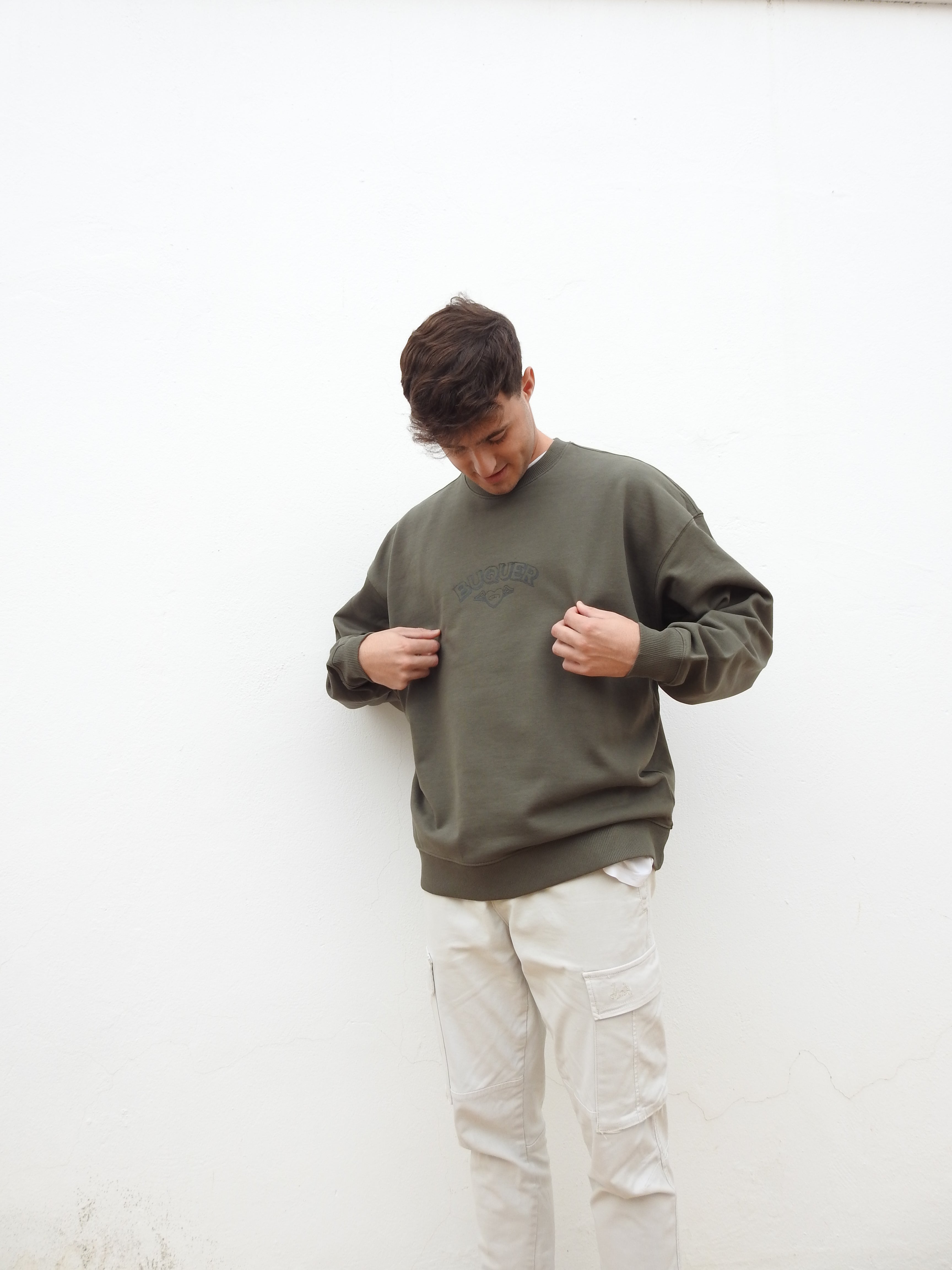 Modelo vistiendo sudadera Buquer, diseño original y moderno, perfecta para quienes buscan ropa de marca con estilo único