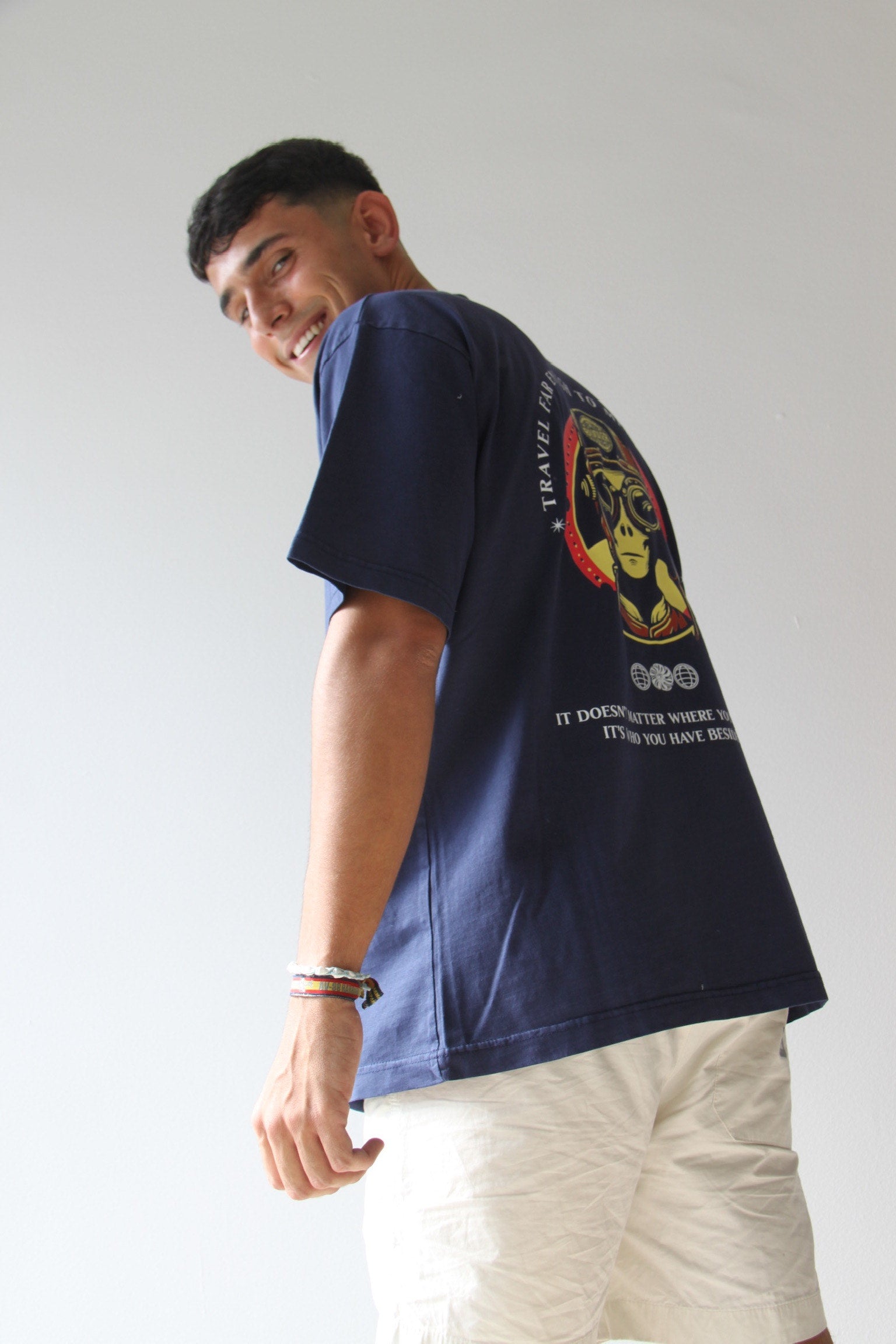 Camiseta Buquer, diseño original y exclusivo, estilo urbano y moderno, ideal para un outfit casual con materiales sostenibles