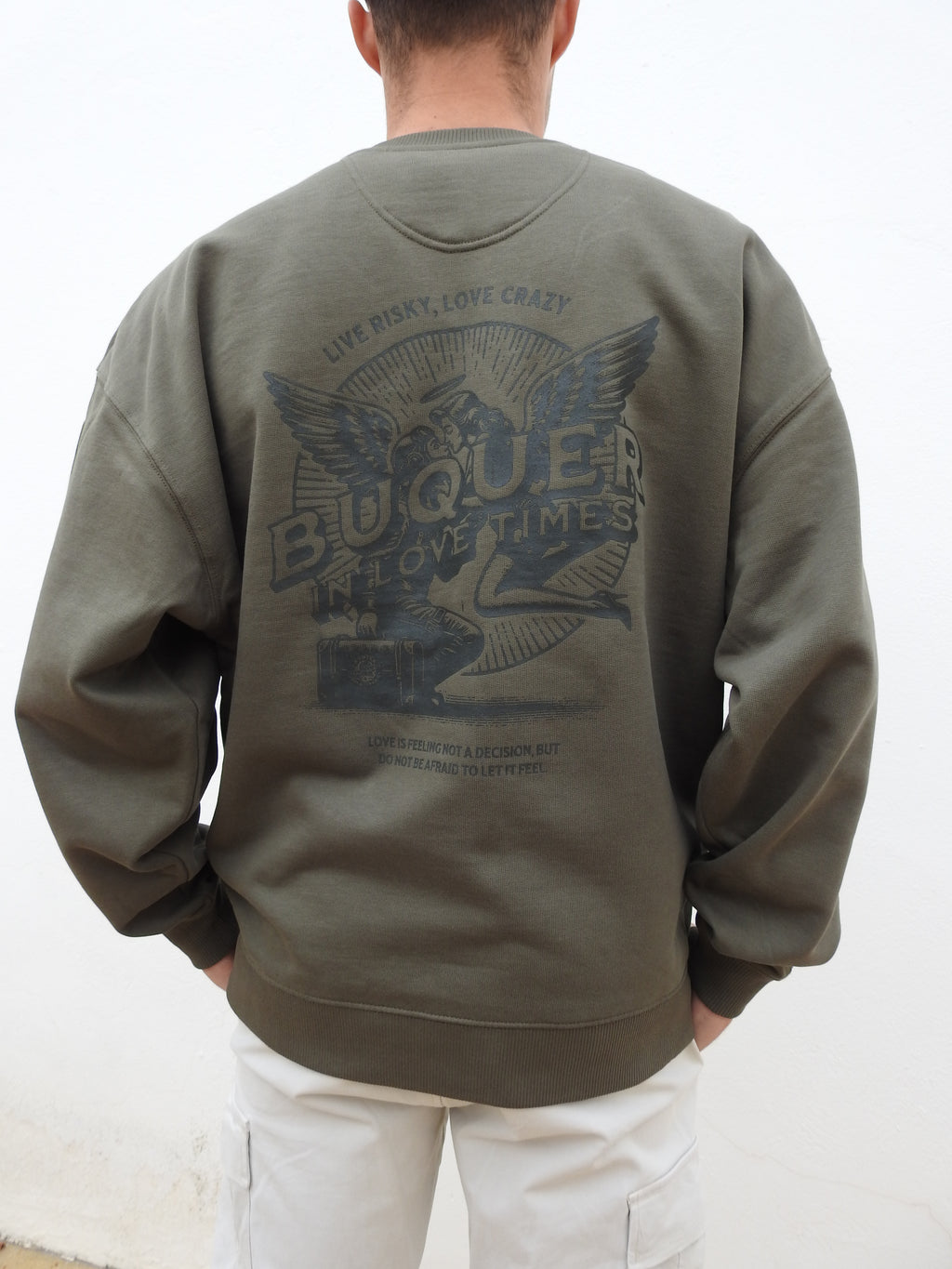 Modelo con sudadera Buquer, estilo streetwear único, perfecta para un look casual y urbano con ropa de marca