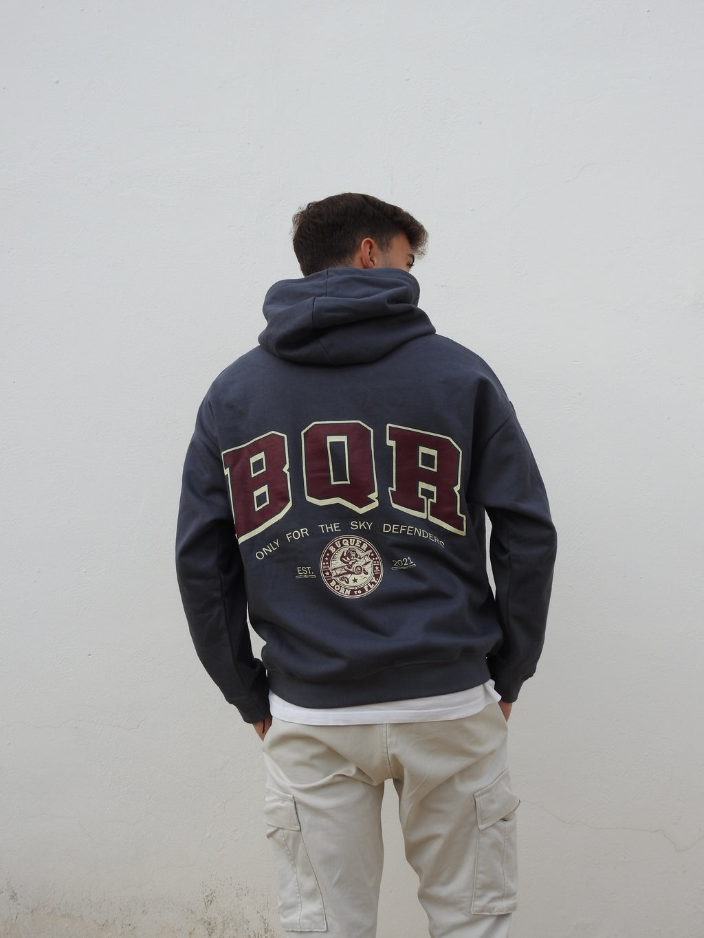 Modelo luciendo sudadera Buquer, ropa moderna de diseño único, perfecta para un estilo urbano y cómodo