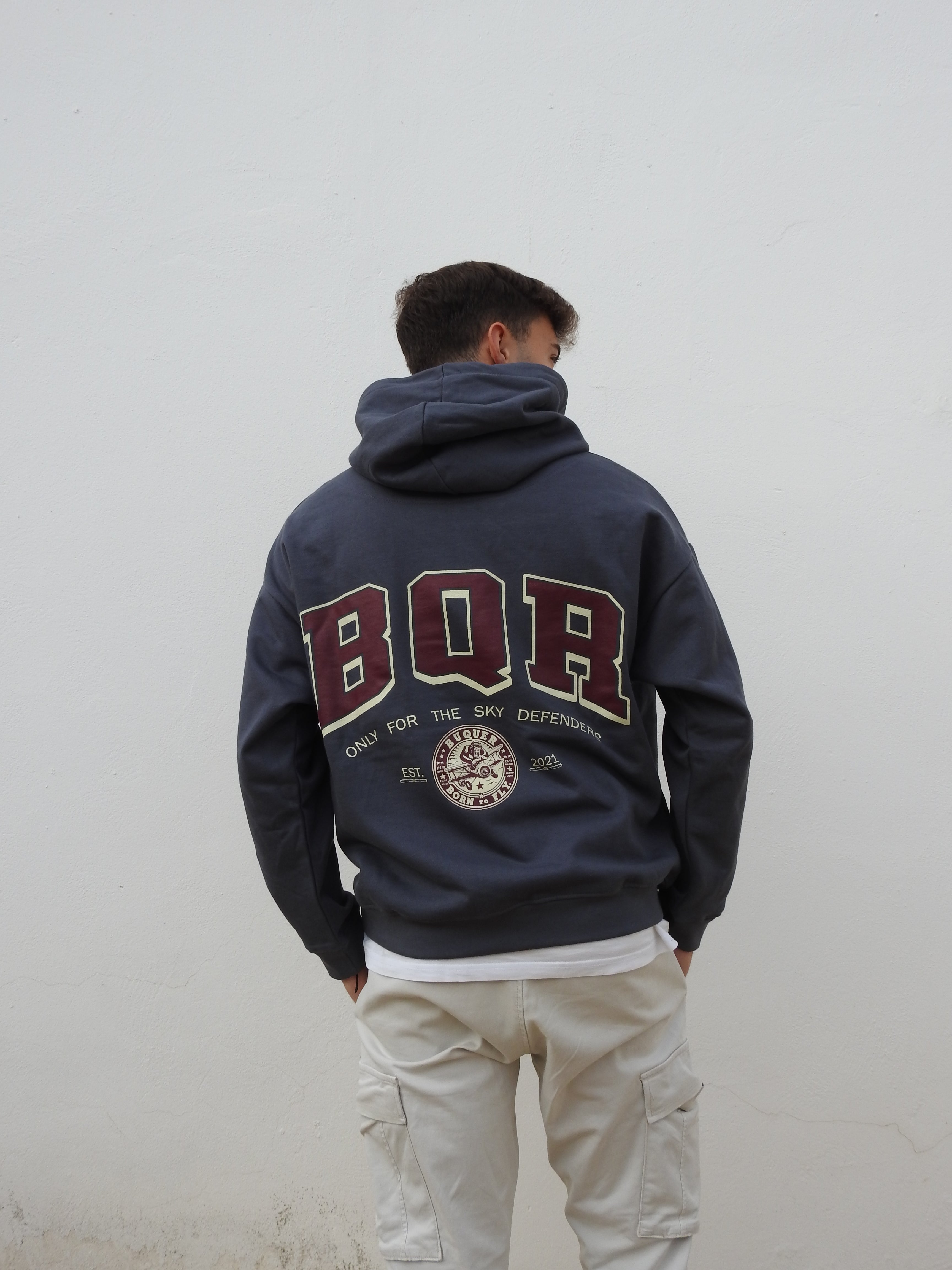 Modelo luciendo sudadera Buquer, ropa moderna de diseño único, perfecta para un estilo urbano y cómodo