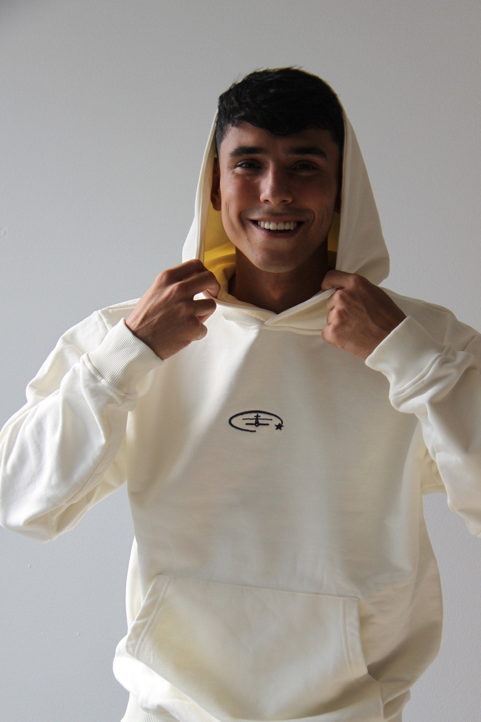 Modelo luciendo sudadera Buquer, diseño único y ropa de marca ideal para un estilo casual y moderno