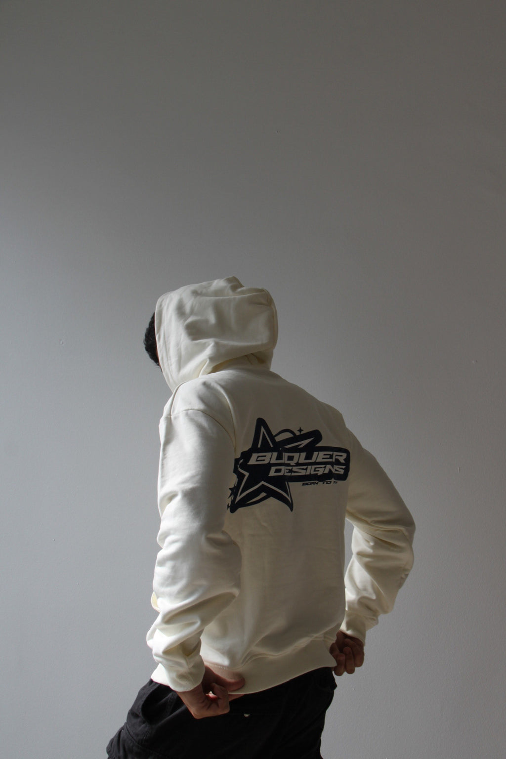 Sudadera Buquer, calidad premium y estilo personalizado, perfecta para un outfit urbano y auténtico