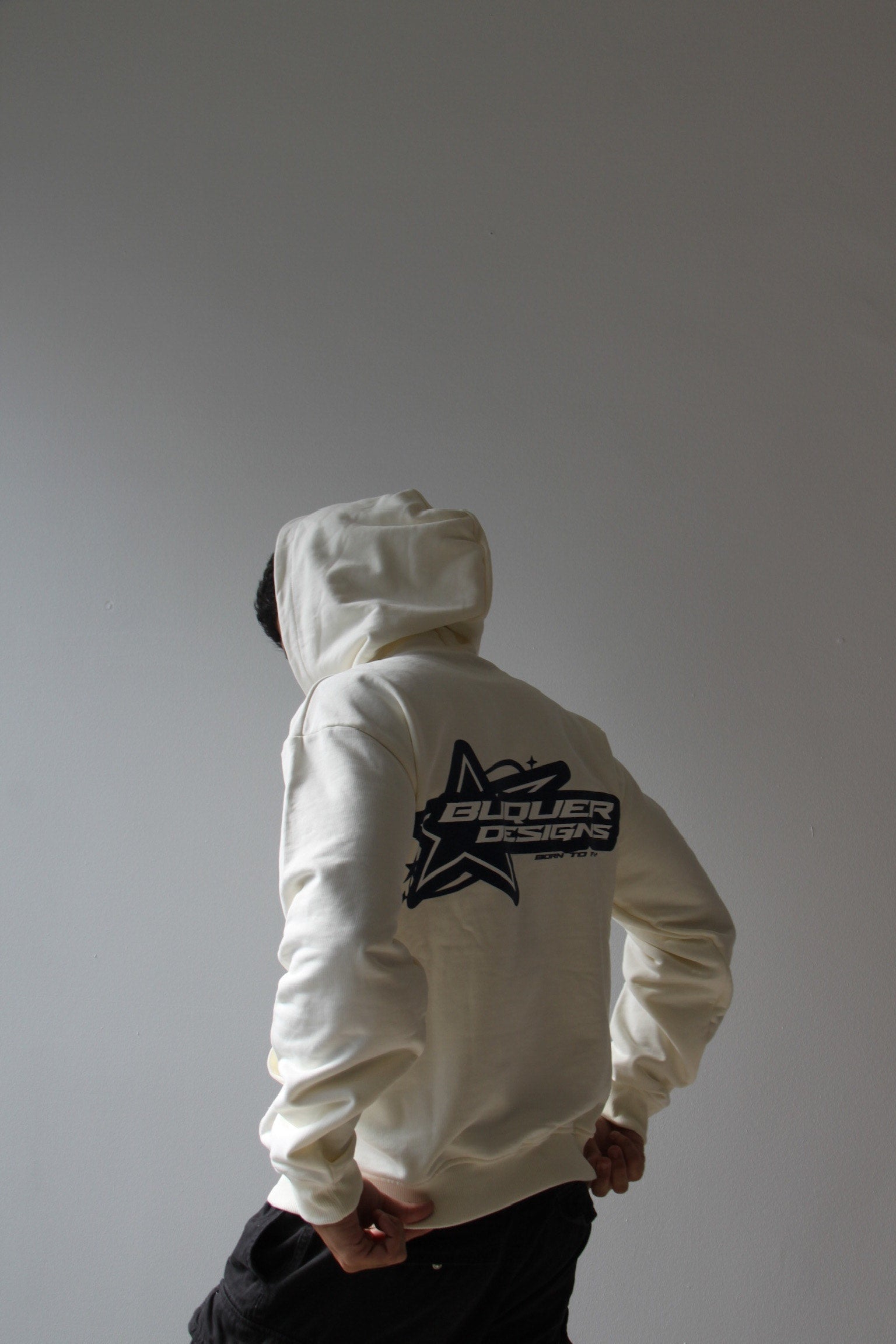 Sudadera Buquer, calidad premium y estilo personalizado, perfecta para un outfit urbano y auténtico