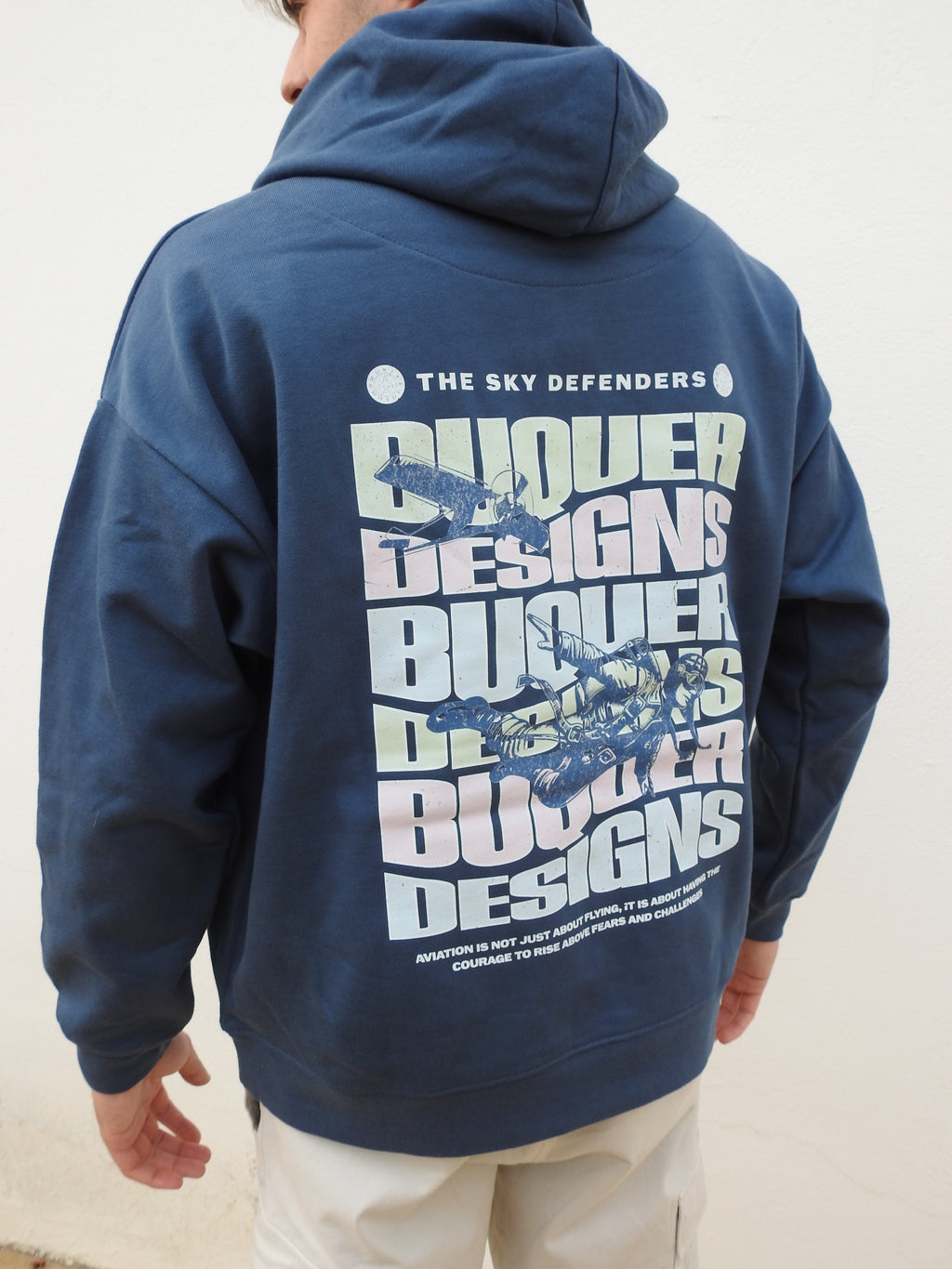 Modelo vistiendo sudadera Buquer, ropa de marca con estilo personalizado y diseño único, para destacar en moda urbana