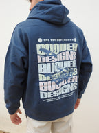 Modelo vistiendo sudadera Buquer, ropa de marca con estilo personalizado y diseño único, para destacar en moda urbana