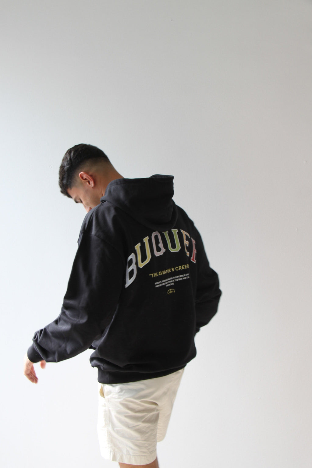 Sudadera Aviator Creed, estilo moderno y cómodo, perfecta para un outfit streetwear único y ropa de edición limitada