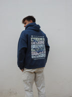 Modelo con sudadera Buquer, ropa de marca con diseño original y calidad premium, ideal para un look casual