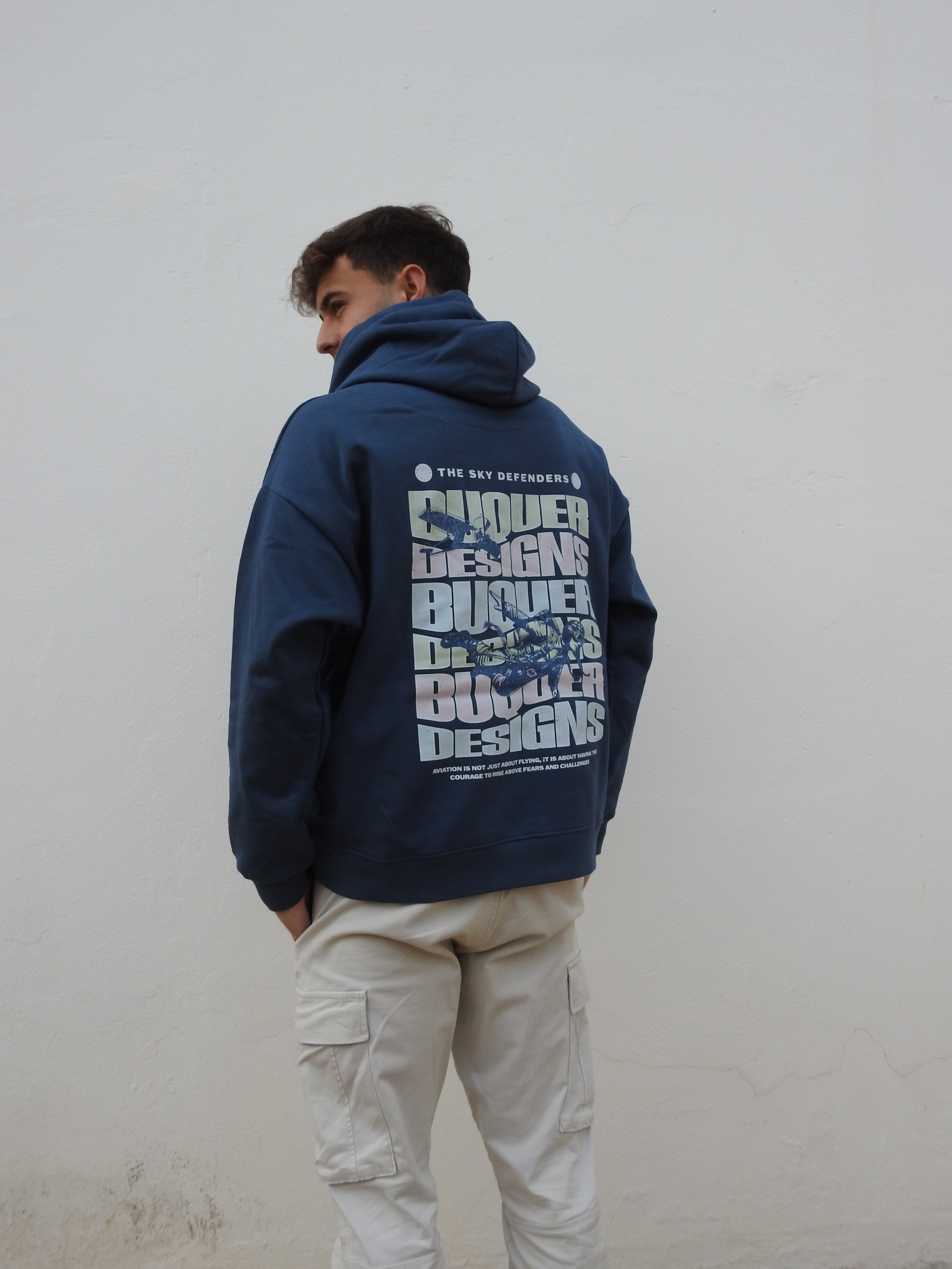 Modelo con sudadera Buquer, ropa de marca con diseño original y calidad premium, ideal para un look casual